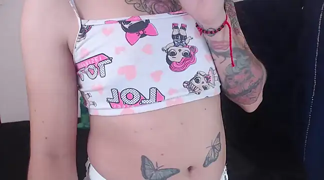 Snapshot of queenofwetqueens chatting on December 2, 2024, 4:42 pm queenofwetqueens online show from December 2, 2024, 4:42 pm