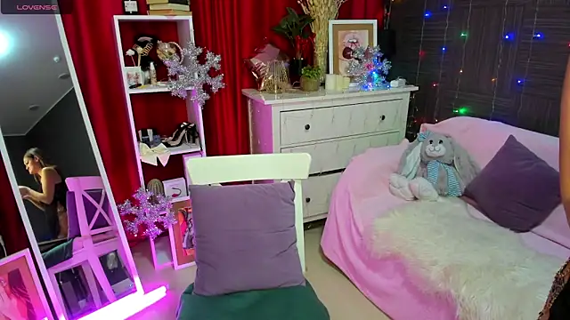 Snapshot of Queen_baby chatting on December 12, 2024, 1:43 am Queen baby online show from December 12, 2024, 1:43 am