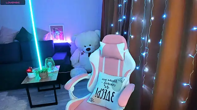 Snapshot of Queen_baby chatting on December 15, 2025, 2:38 am Queen baby online show from December 15, 2025, 2:38 am