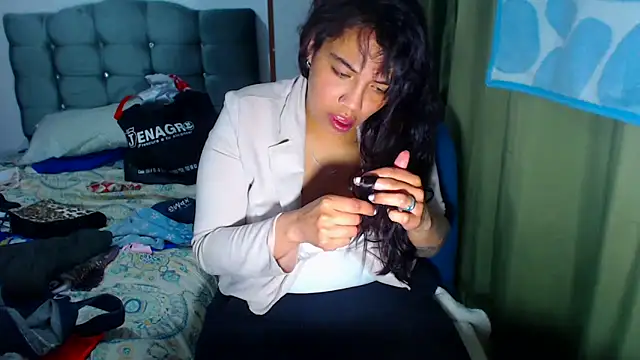 Snapshot of AmaraRoberts420 chatting on January 15, 2026, 5:01 am AmaraRoberts420 online show from January 15, 2026, 5:01 am