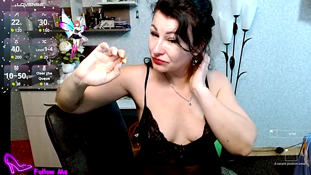 Snapshot of BeatriksS chatting on November 18, 2025, 2:10 pm BeatriksS online show from November 18, 2025, 2:10 pm