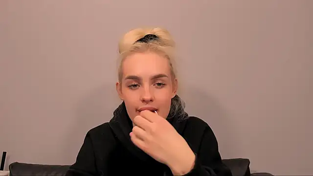 OliviaKisss online show from February 13, 2026, 7:43 pm