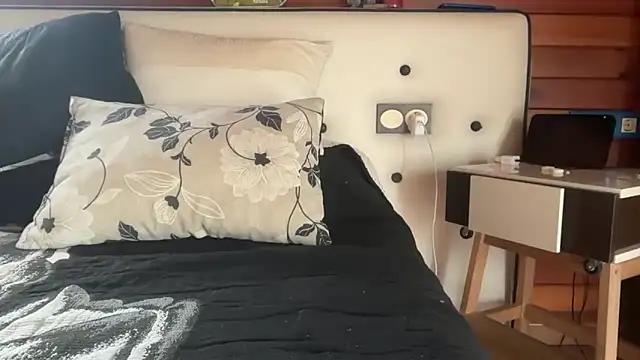 Snapshot of Pitufina_love chatting on March 10, 2026, 8:08 am Pitufina love online show from March 10, 2026, 8:08 am