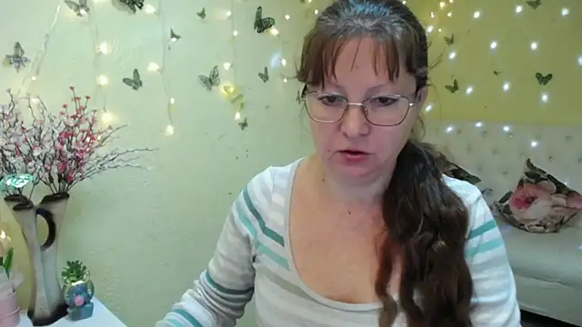 VanessaHotts online show from May 1, 2026, 5:01 am
