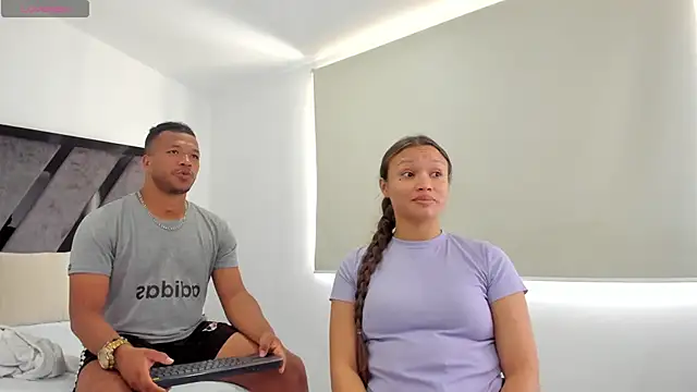 Snapshot of AnnieAndStefan chatting on December 27, 2024, 3:26 pm AnnieAndStefan online show from December 27, 2024, 3:26 pm