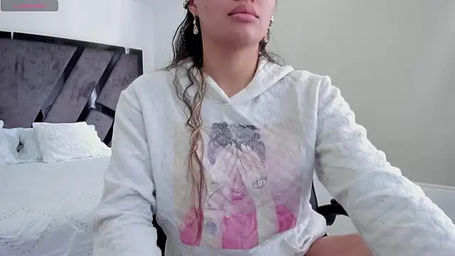 Snapshot of AnnieAndStefan chatting on November 7, 2025, 2:28 pm AnnieAndStefan online show from November 7, 2025, 2:28 pm