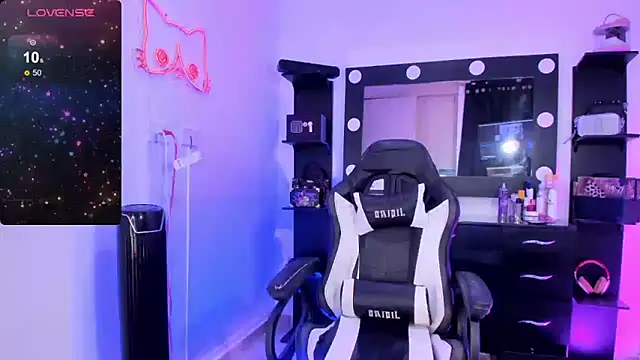 Snapshot of miss_kitty chatting on December 22, 2024, 1:23 am miss kitty online show from December 22, 2024, 1:23 am