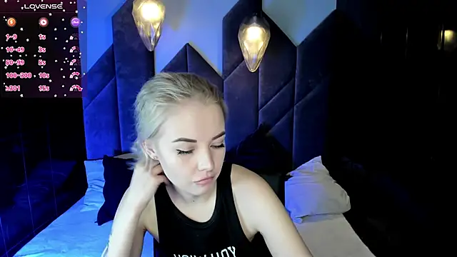 Snapshot of StephanieSweety chatting on March 2, 2025, 10:38 pm StephanieSweety online show from March 2, 2025, 10:38 pm