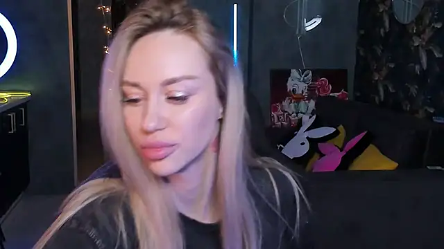 Snapshot of Blckmirrorr chatting on November 23, 2025, 2:28 pm Blckmirrorr online show from November 23, 2025, 2:28 pm