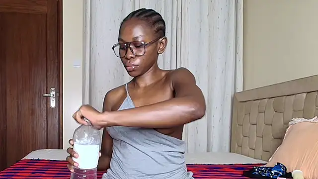 Snapshot of queen_heather chatting on November 25, 2025, 11:49 pm queen heather online show from November 25, 2025, 11:49 pm