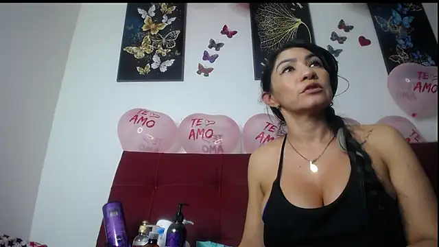 luzcastillo07 online show from February 19, 2025, 12:03 am