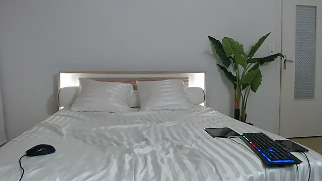 Crystal-dreamt online show from March 11, 2025, 10:51 am