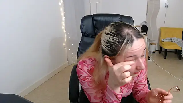 Crystal-dreamt online show from October 14, 2025, 5:41 am