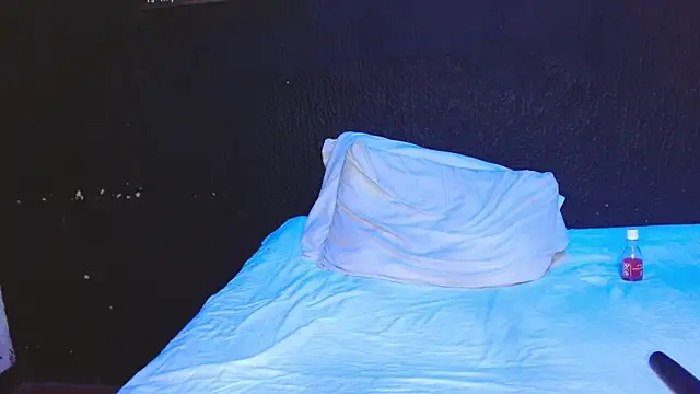 Snapshot of ASTRIDBULM chatting on December 19, 2025, 8:27 pm ASTRIDBULM online show from December 19, 2025, 8:27 pm