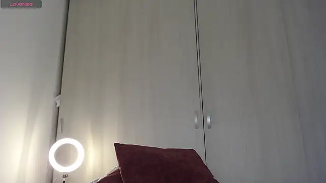 cristal sexybody online show from December 4, 2025, 8:28 pm