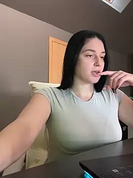 Snapshot of moniqque chatting on October 13, 2025, 1:33 pm moniqque online show from October 13, 2025, 1:33 pm