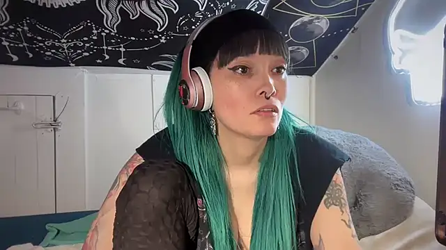 Snapshot of FRRANNKIE chatting on February 2, 2025, 6:20 pm FRRANNKIE online show from February 2, 2025, 6:20 pm