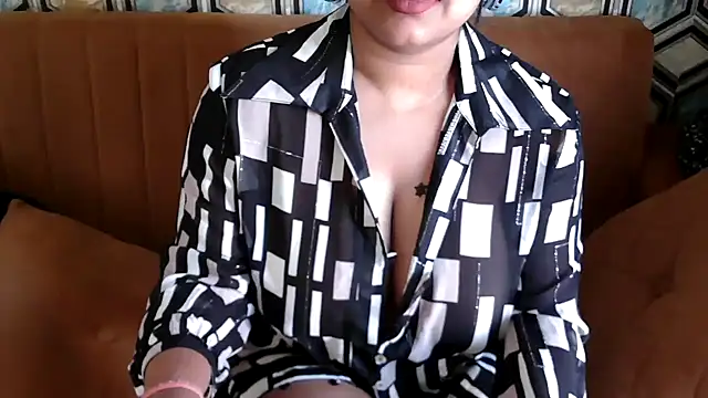 Snapshot of shivi_moto chatting on March 5, 2025, 6:23 am shivi moto online show from March 5, 2025, 6:23 am