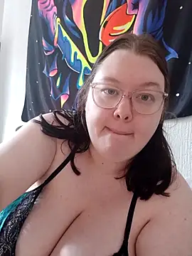 Sexycurvyemilyy online show from April 13, 2026, 3:50 pm