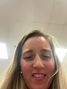 Snapshot of SkyelarSommer chatting on December 4, 2024, 12:19 am SkyelarSommer online show from December 4, 2024, 12:19 am