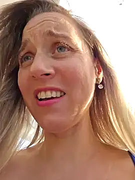 Snapshot of SkyelarSommer chatting on December 5, 2024, 9:39 pm SkyelarSommer online show from December 5, 2024, 9:39 pm