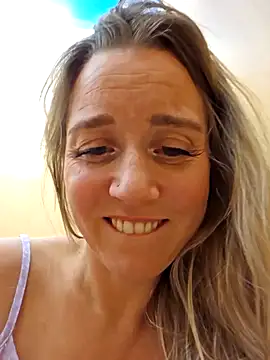 Snapshot of SkyelarSommer chatting on December 8, 2024, 4:25 am SkyelarSommer online show from December 8, 2024, 4:25 am