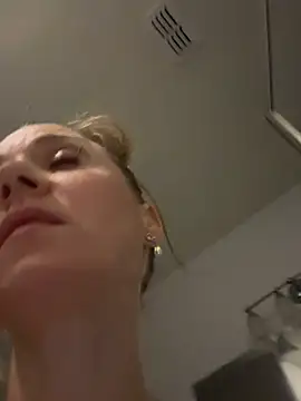 Snapshot of SkyelarSommer chatting on December 11, 2024, 8:04 am SkyelarSommer online show from December 11, 2024, 8:04 am