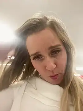 Snapshot of SkyelarSommer chatting on January 23, 2025, 11:47 pm SkyelarSommer online show from January 23, 2025, 11:47 pm