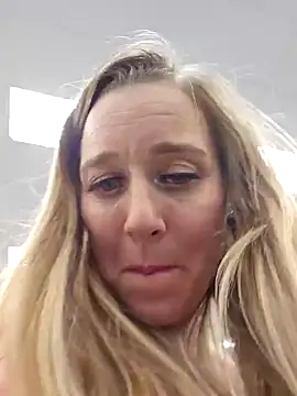 Snapshot of SkyelarSommer chatting on February 1, 2025, 2:16 am SkyelarSommer online show from February 1, 2025, 2:16 am