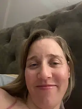 Snapshot of SkyelarSommer chatting on March 5, 2025, 3:29 am SkyelarSommer online show from March 5, 2025, 3:29 am