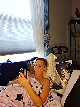 Snapshot of SkyelarSommer chatting on October 28, 2025, 3:47 pm SkyelarSommer online show from October 28, 2025, 3:47 pm