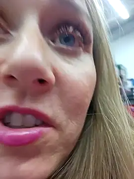 Snapshot of SkyelarSommer chatting on December 16, 2025, 2:49 am SkyelarSommer online show from December 16, 2025, 2:49 am