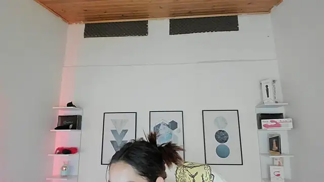 cristal  hot 1 online show from February 3, 2025, 4:04 am