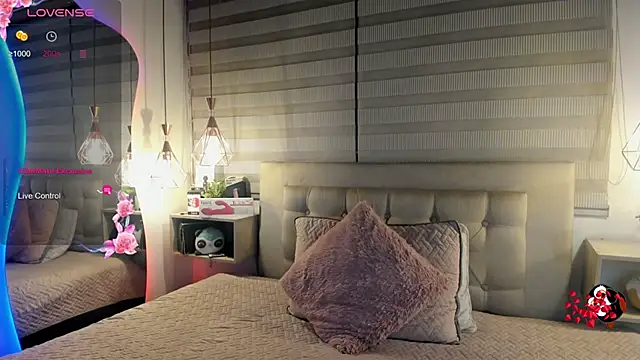 Snapshot of cristal__hot_1 chatting on April 27, 2026, 5:05 am cristal hot 1 online show from April 27, 2026, 5:05 am