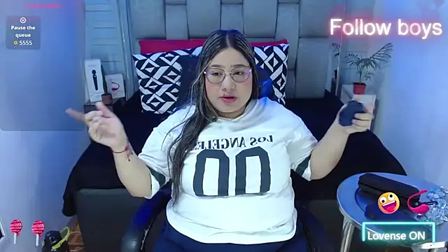 evelin zaens online show from November 13, 2025, 4:44 am