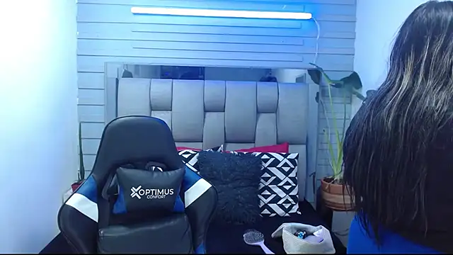 evelin zaens online show from June 25, 2026, 4:23 am