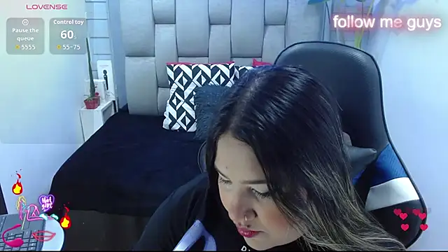 evelin zaens online show from June 26, 2026, 4:06 am