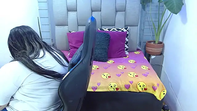 evelin zaens online show from July 14, 2026, 4:06 am