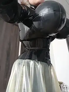 LatexDevil Blondie online show from June 10, 2026, 1:32 pm
