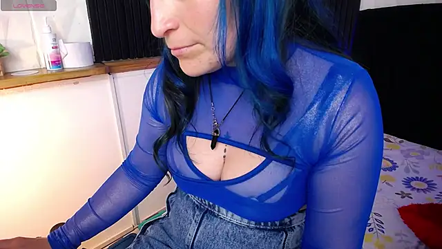 Snapshot of alicia_moom chatting on February 18, 2025, 7:52 pm alicia moom online show from February 18, 2025, 7:52 pm