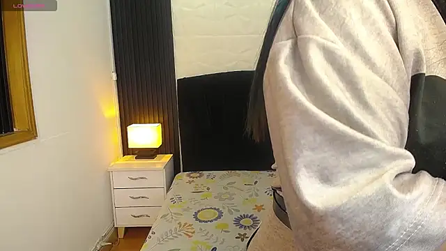 Snapshot of alicia_moom chatting on March 13, 2025, 7:17 pm alicia moom online show from March 13, 2025, 7:17 pm