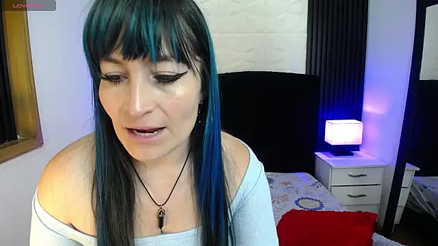 Snapshot of alicia_moom chatting on March 22, 2025, 2:14 pm alicia moom online show from March 22, 2025, 2:14 pm