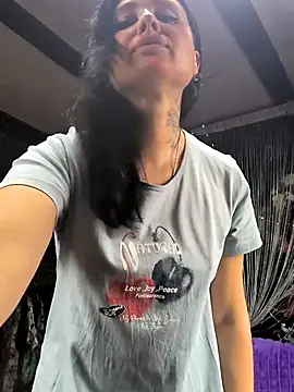 Snapshot of KikiXRed chatting on November 12, 2025, 11:10 am KikiXRed online show from November 12, 2025, 11:10 am