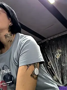 Snapshot of KikiXRed chatting on November 20, 2025, 8:25 am KikiXRed online show from November 20, 2025, 8:25 am