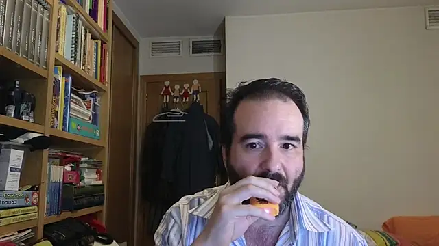 Snapshot of curiosillo83 chatting on July 18, 2026, 9:46 am curiosillo83 online show from July 18, 2026, 9:46 am