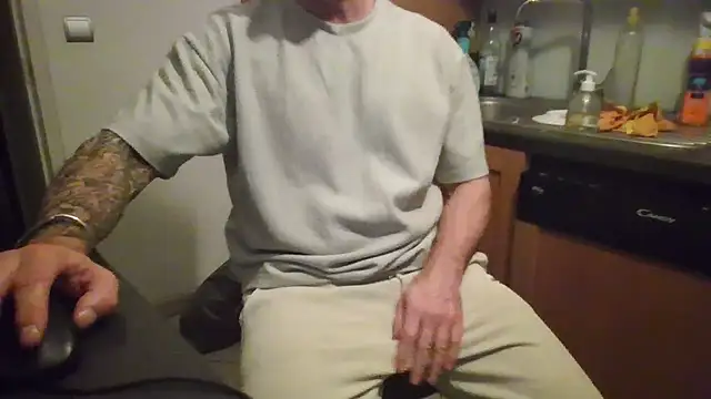 Snapshot of jouet75 chatting on March 3, 2026, 8:37 pm jouet75 online show from March 3, 2026, 8:37 pm