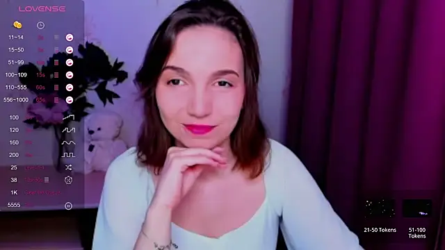 KindHazelHere  online show from May 7, 2026, 10:48 pm