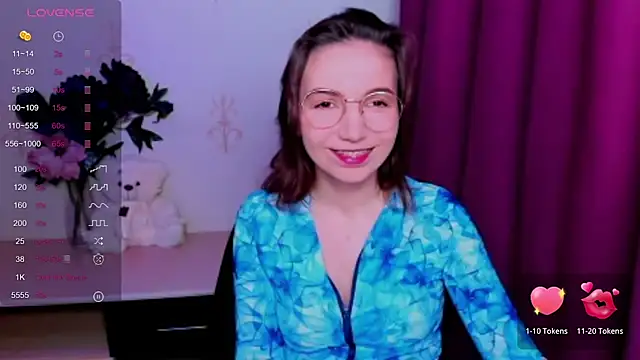 KindHazelHere  online show from May 18, 2026, 6:14 pm