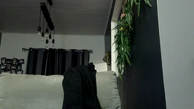Snapshot of feline27 chatting on March 18, 2026, 6:44 pm feline27 online show from March 18, 2026, 6:44 pm