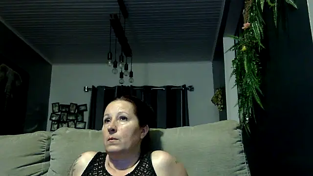 Snapshot of feline27 chatting on April 4, 2026, 8:17 pm feline27 online show from April 4, 2026, 8:17 pm